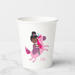 Gobelets En Papier Mignonne Black Haired Girl équitation sur une lico