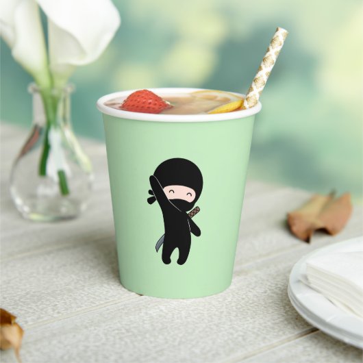 Gobelets En Papier Minuscule Ninja heureux sur vert (Insitu)