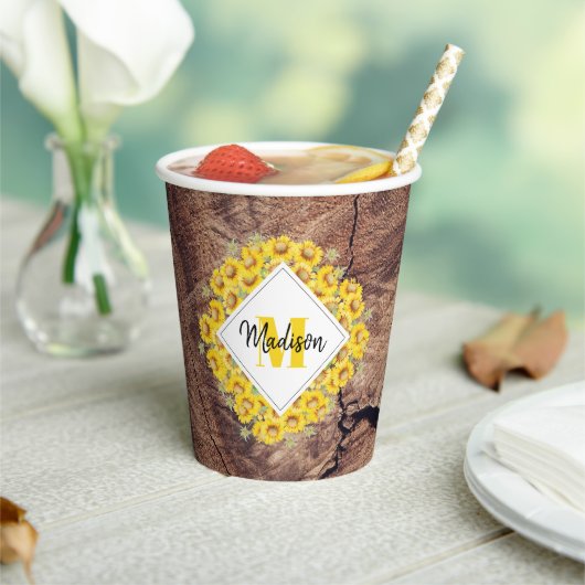 Gobelets En Papier Monogram de Rustic Sunflowers & Wood Texture (Insitu)