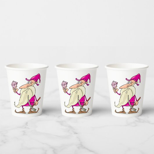 Gobelets En Papier Nain Avec Un Diamant