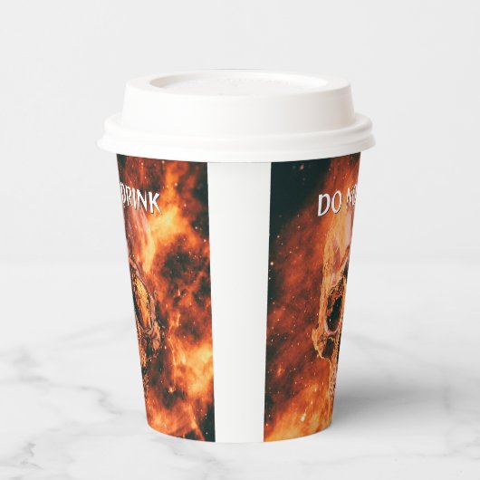 Gobelets En Papier Ne Bois Pas. Crâne flamboyant dans l'espace (Gauche)