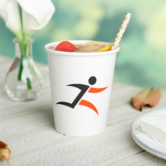 Gobelets En Papier Personne exécutant la conception