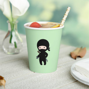 Gobelets En Papier Petit ninja tenant une étoile de lancer sur fond v