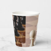 Gobelets En Papier Pions sur le tableau d'échecs (Droite)