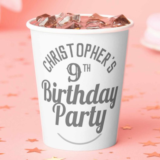 Gobelets en papier pour la célébration d'un 9e ann