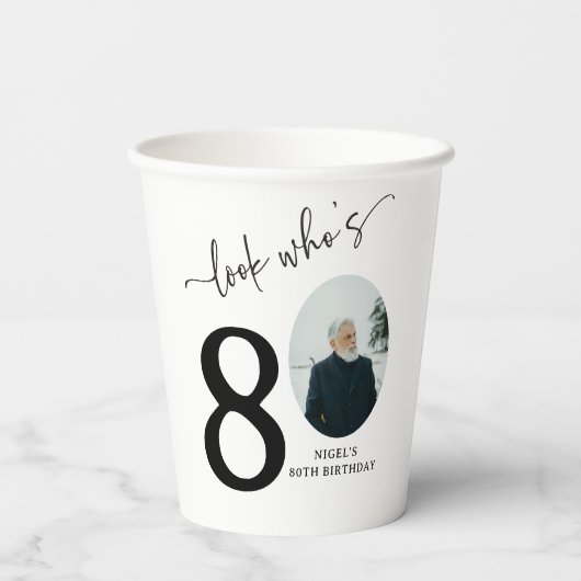 Gobelets En Papier Regarde qui a 80 ans ! Photo moderne 80e anniversa (Verso)