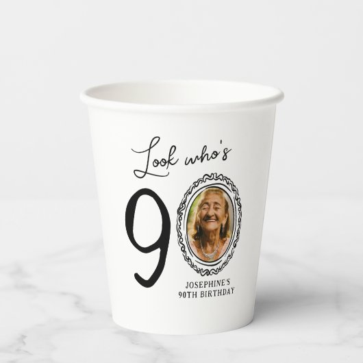 Gobelets En Papier Regarde qui a 90 ans ! Photo 90e anniversaire (Verso)