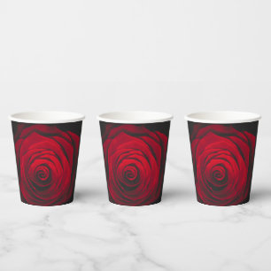 Gobelets En Papier Rose rouge sur effet vintage arrière - plan noir