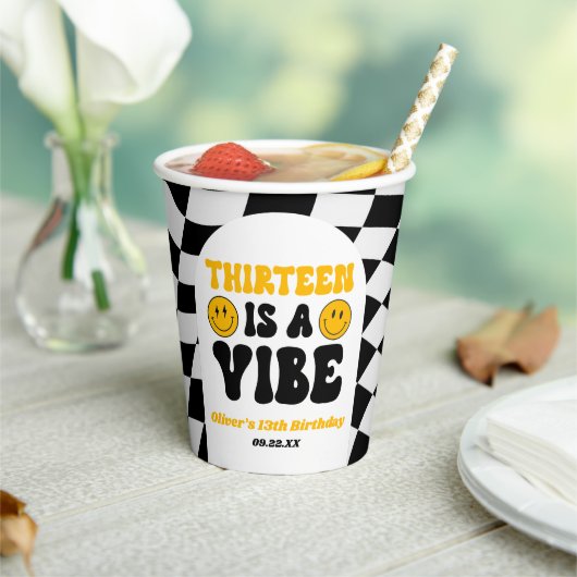 Gobelets En Papier Treize Est Une Vibration Fête D'anniversaire Rétro (Insitu)
