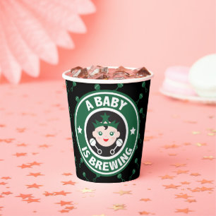 Gobelets En Papier Un bébé brasse du café