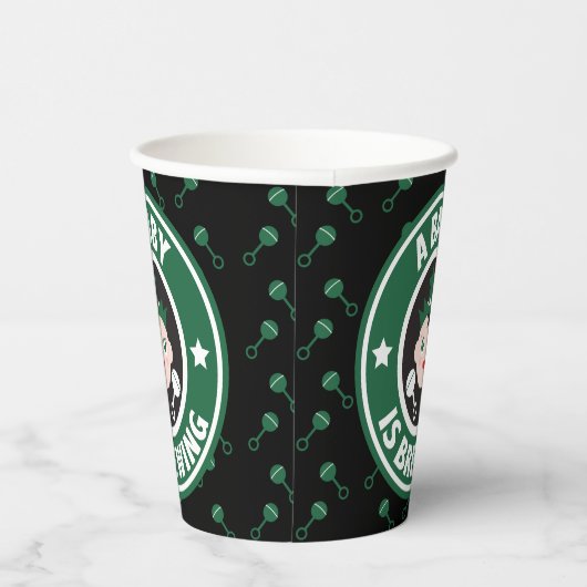 Gobelets En Papier Un bébé brasse du café (Droite)