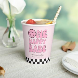 Gobelets En Papier Un Bébé heureux, joyeux visage rose