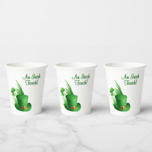Gobelets En Papier Un chapeau de lutin à touche irlandaise dans l'her