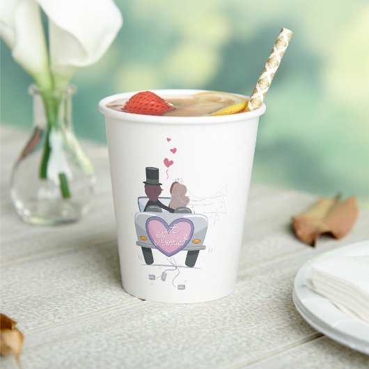 Gobelets En Papier Un Couple Marié Qui Conduit