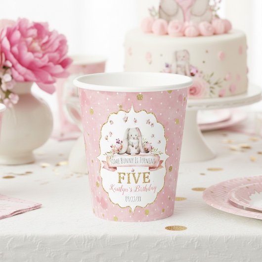 Gobelets En Papier Un lapin atteint le cinquième anniversaire