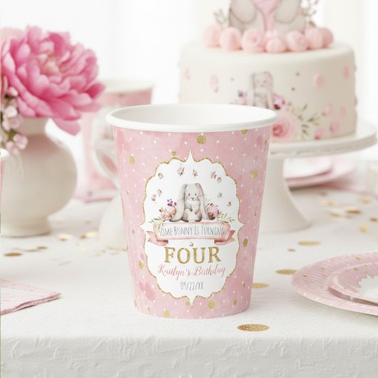 Gobelets En Papier Un lapin atteint quatre ans