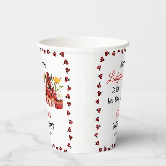 Gobelets En Papier Une Mignonne Petite Ladybug Est En Chemin De Baby (Droite)