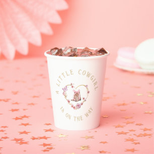 Gobelets En Papier Une petite fille se trouve sur le Baby shower Way