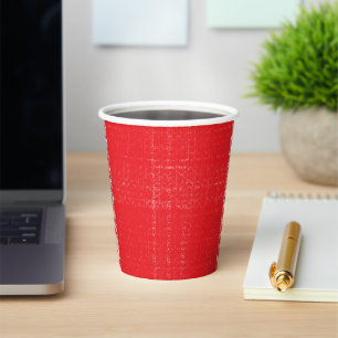 Gobelets En Papier Une rose rouge vif avec des gouttes d'eau reposant
