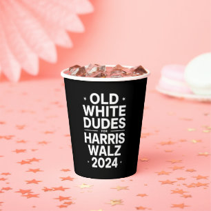Gobelets En Papier Vieux Dudes blancs pour Harris Walz Politique Démo