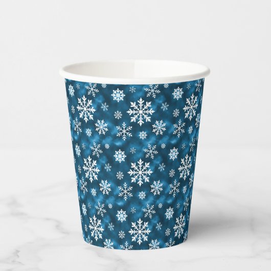 Gobelets En Papier White Snowflakes Pattern On Winter Blue Background (Gauche)
