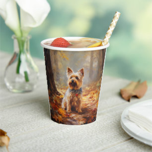 Gobelets En Papier Yorkshire Terrier en automne, les feuilles tombées