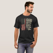 God Coffee Pistolen & Freedom USA Pro Pistool 4 va T-shirt (Voorkant volledig)