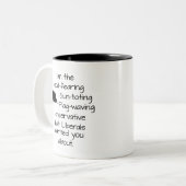 God Fearing Pistool Toting Flag Waving Conservativ Tweekleurige Koffiemok (Voorkant links)