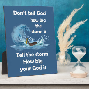 God is groter dan het Storm Fotoplaat