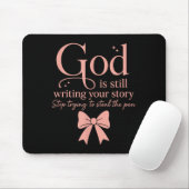 God Is Still Writing Your Story Stop Trying To Ste Muismat (Met muis)
