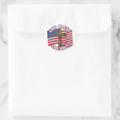 God zegene Amerikaan met Amerikaanse vlag & kruis Ronde Sticker (Tas)