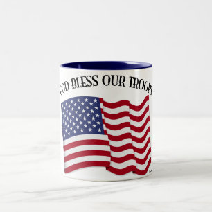 God zegene onze troepen met Amerikaanse vlag Tweekleurige Koffiemok
