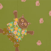 Goed geklede katten maken pootafdrukken in het gra behang (Zoom)