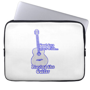 Goede dagen beginnen met gitaar spelen. Blauw. Laptop Sleeve