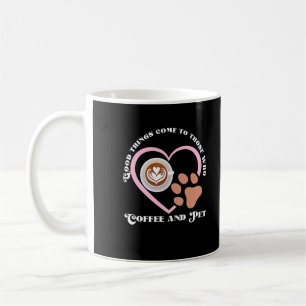 Goede dingen komen naar hen die koffie en pet drin koffiemok