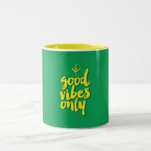 Goede Vibes alleen typografisch ontwerp geel groen Tweekleurige Koffiemok