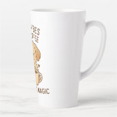 Goede Vibes & Koffie – Speelse Puppy Digitale Kuns Latte Mok (Rechts)