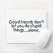 Goede vrienden laten je niet alleen stommeren muismat (Met muis)