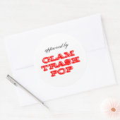 Goedgekeurd door Glam Trash Pop Ronde Sticker (Envelop)