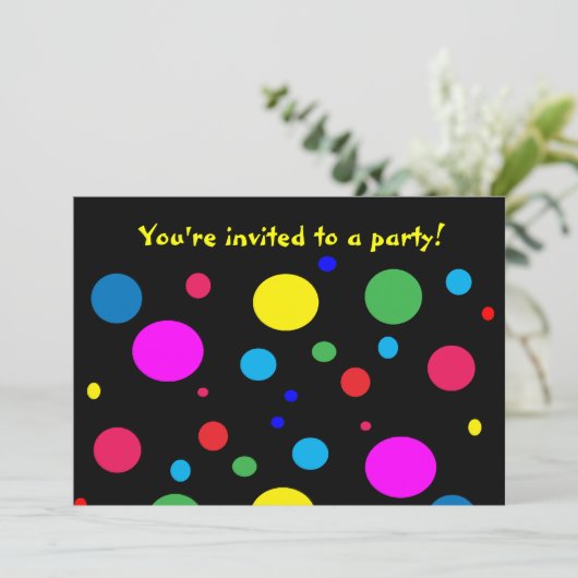 Goedkope kleurencirkels uitnodiging (Staand voorkant)