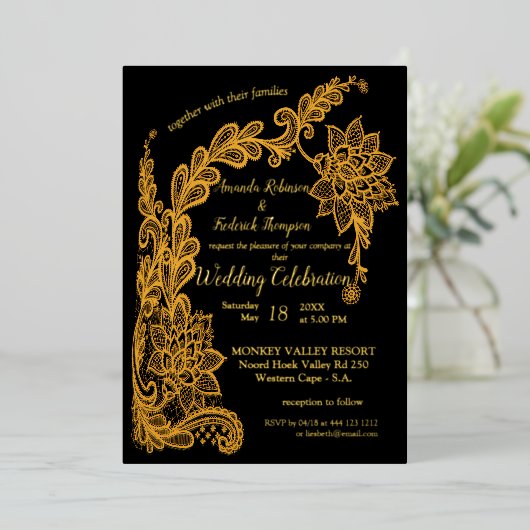 Gold abstracte kant op zwart folie uitnodiging (Staand Voorkant)