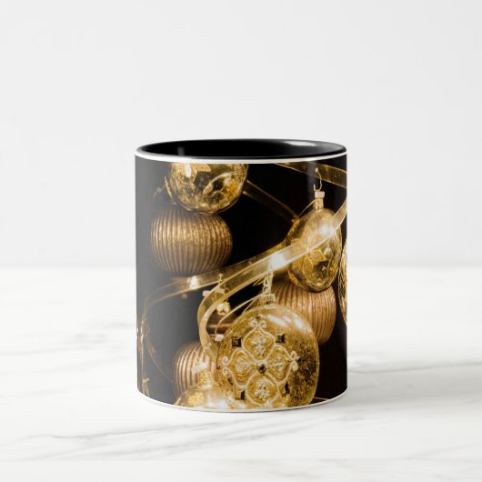 Gold Baubles and Spiral Pattern Tweekleurige Koffiemok (Center)