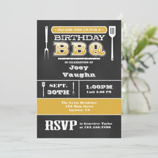 Gold BBQ Anniversaire Chalkboard Invitation (Debout devant)