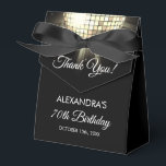 Gold Birthday Party 70's Disco Ball Merci<br><div class="desc">Fêtez votre 70e anniversaire avec notre Gold 70th Birthday Party 70's Disco Ball Ballotin. Ce ballotin saisit l'essence de l'ère de la discothèque, ce qui en fait le choix idéal pour un billard à thème disco ou tout événement où vous voulez insuffler une touche de 'les années 70 magie. Dans...</div>