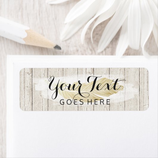 Gold Bohemian Feather op Rustige houten planken Etiket (Insitu)