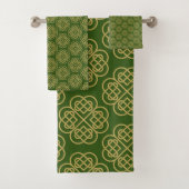 Gold Celtic Shamrock Pattern Bad Handdoek (Insitu)