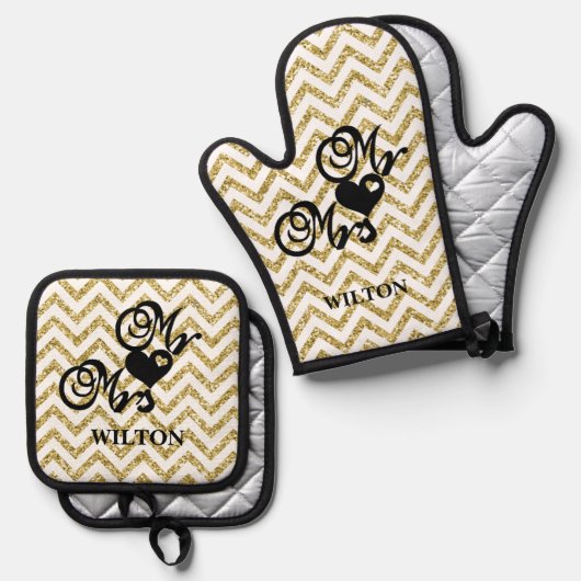 Gold Chevron Mr. & Mrs. Hearts Monogram Ovenwant & Pannenlap Set (Voorkant / Achterkant)