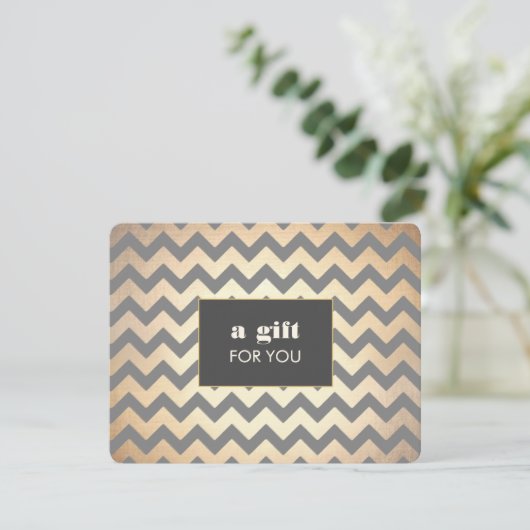 Gold Chevron Pattern Salon & Spa Gift Certificate (Staand voorkant)