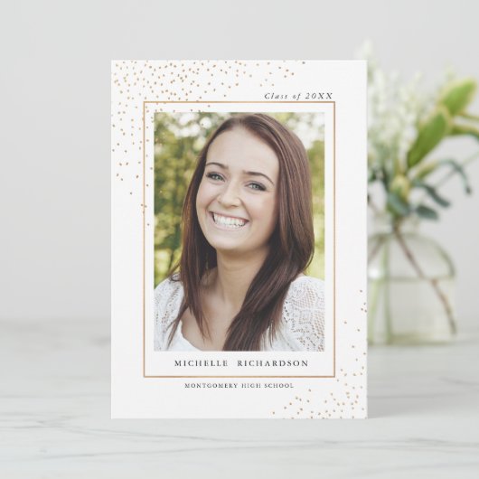 Gold Confetti Graduation Faire-part (Debout devant)