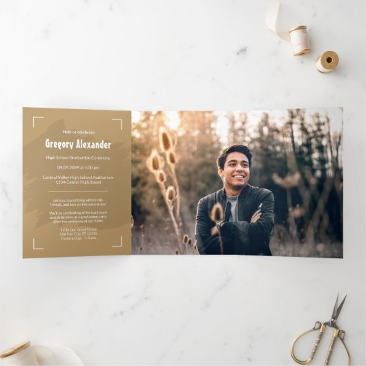 Gold Edgy Abstract Afstuderen penseelfoto's Drieluik Uitnodiging (Binnen)